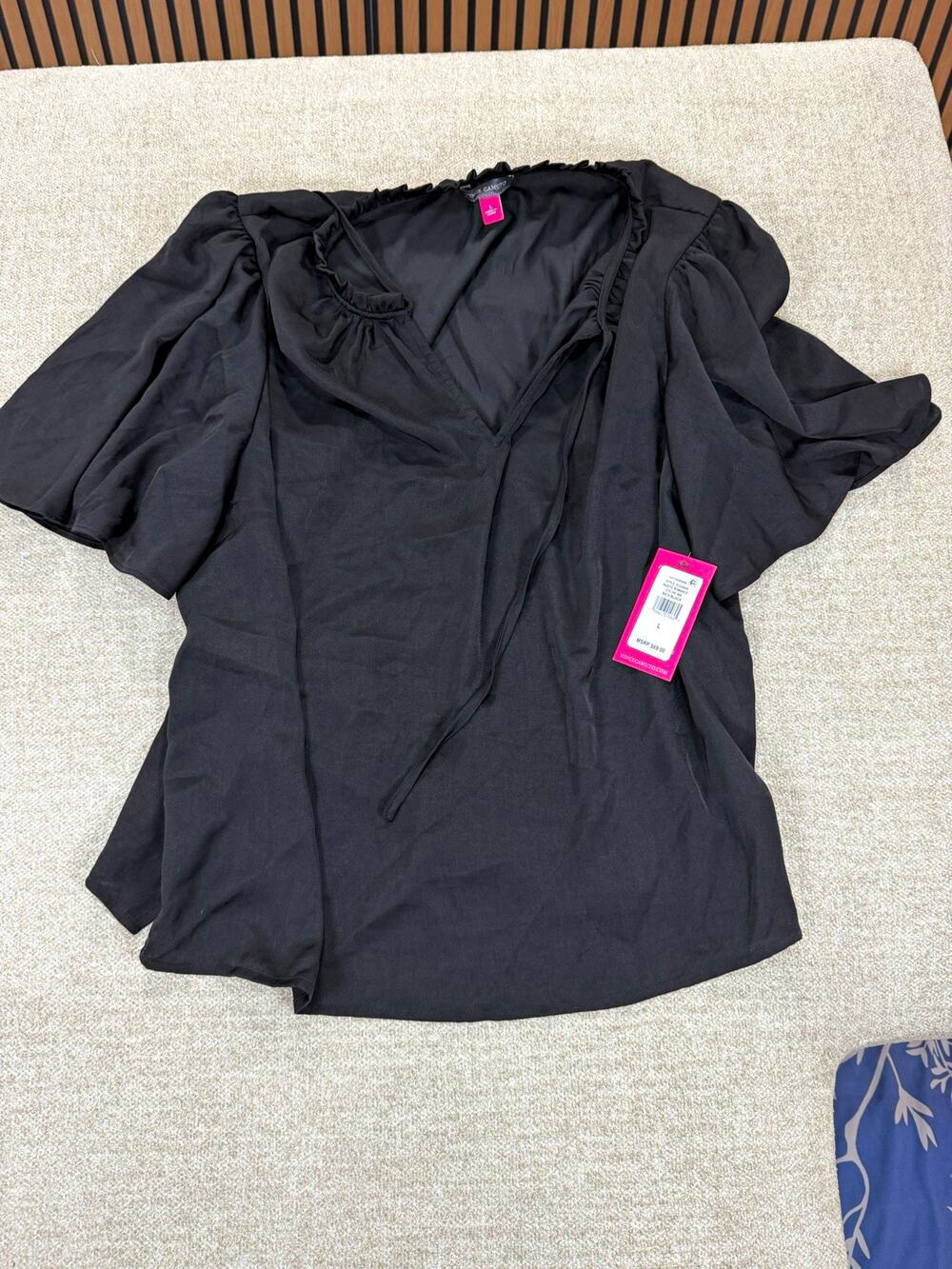 Vince Camuto Women’s L Black Solid V-Neck Short Sleeve Tie Ruffle Blouse
